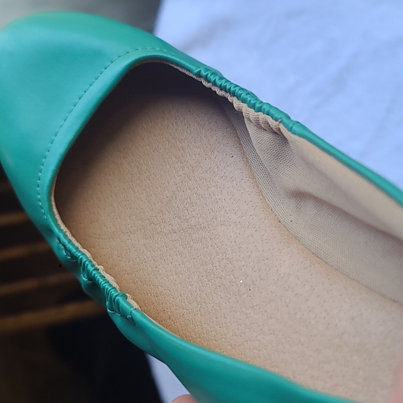 Tahari 8.5 Women's Green Flats - Picture 6 of 8